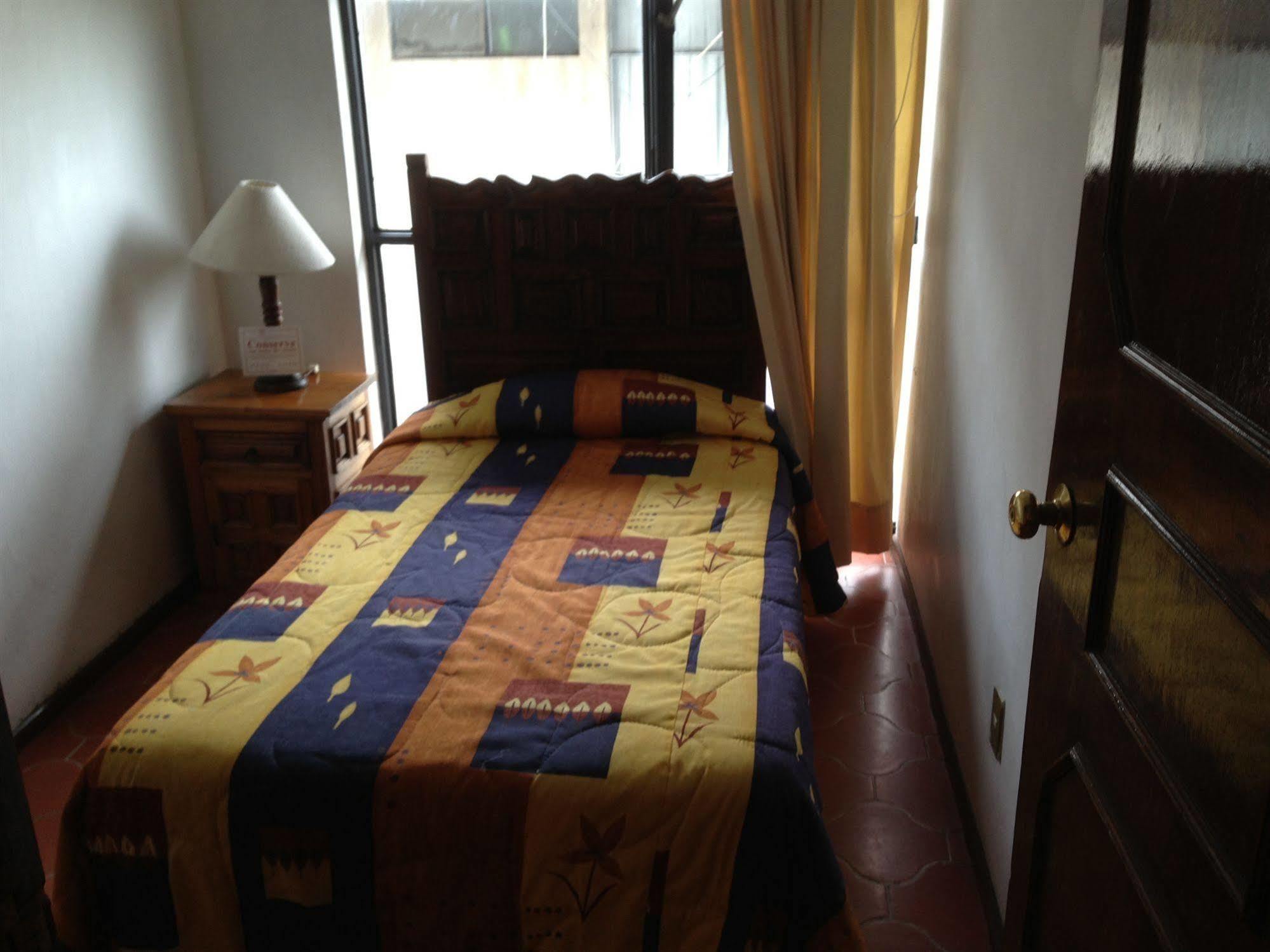 Suites Internacional Запопан Екстериор снимка